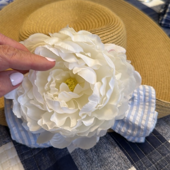 Vineyard Vines Tan Hat with White Floral Accent, one size, cottagecore - Picture 4 of 16